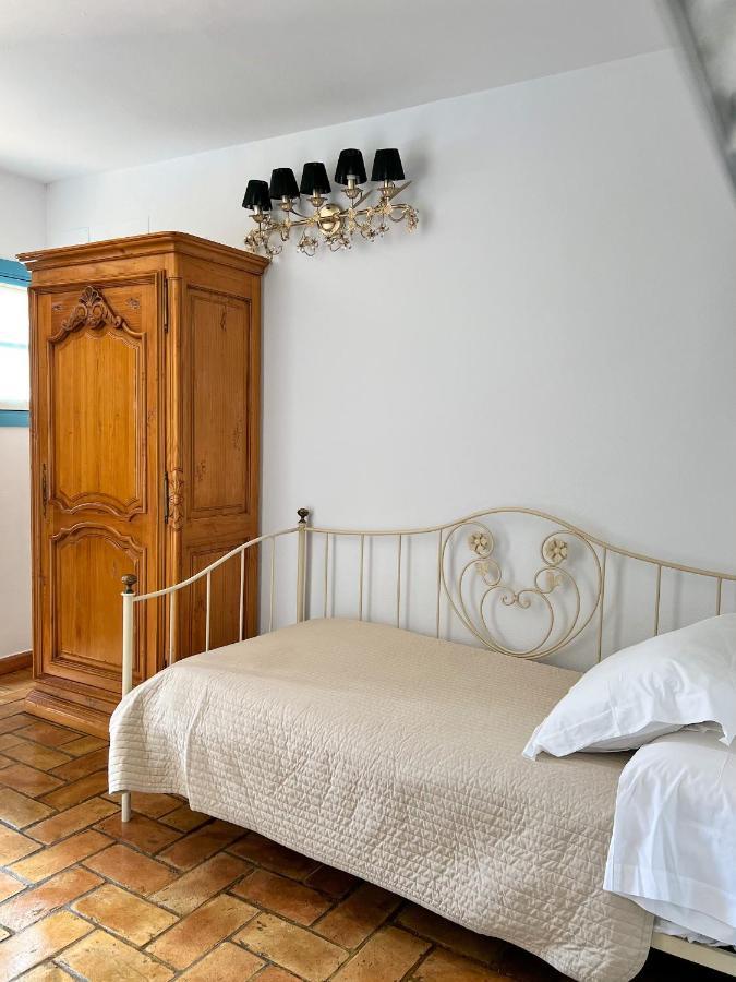 Hostal Servilia การ์โมนา ภายนอก รูปภาพ