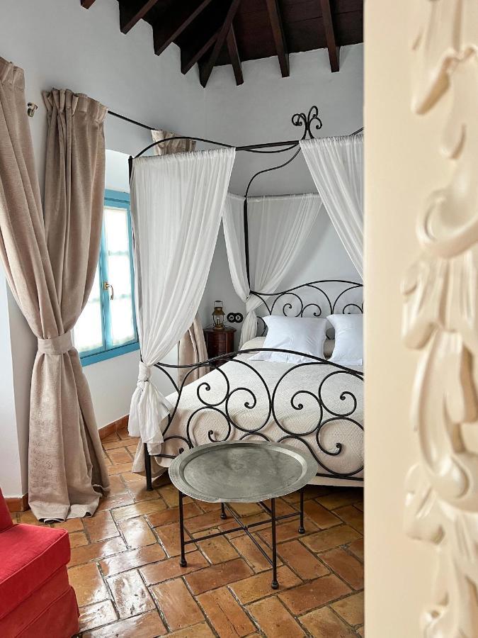 Hostal Servilia การ์โมนา ภายนอก รูปภาพ