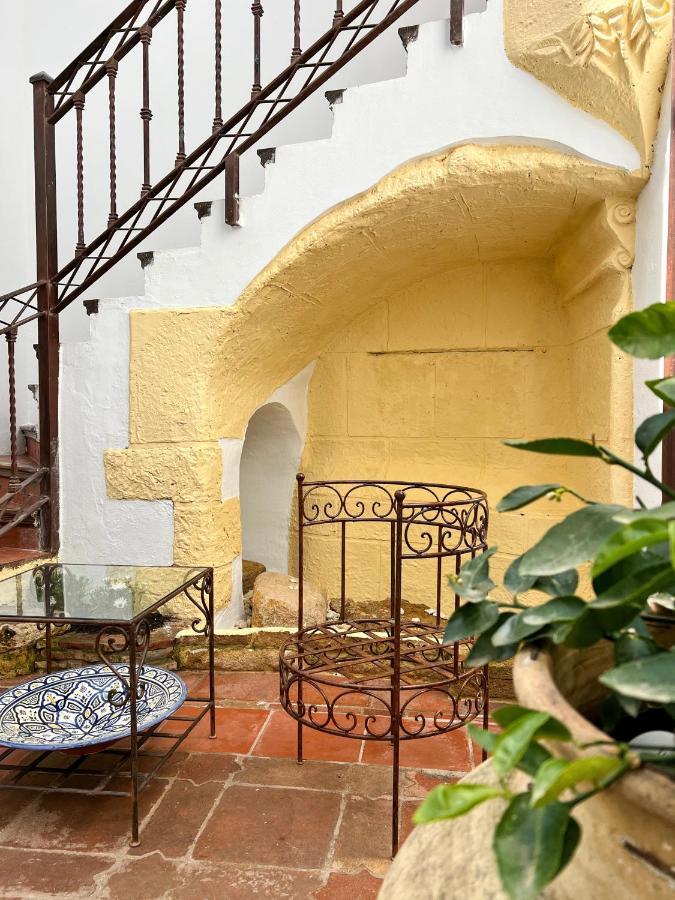 Hostal Servilia การ์โมนา ภายนอก รูปภาพ