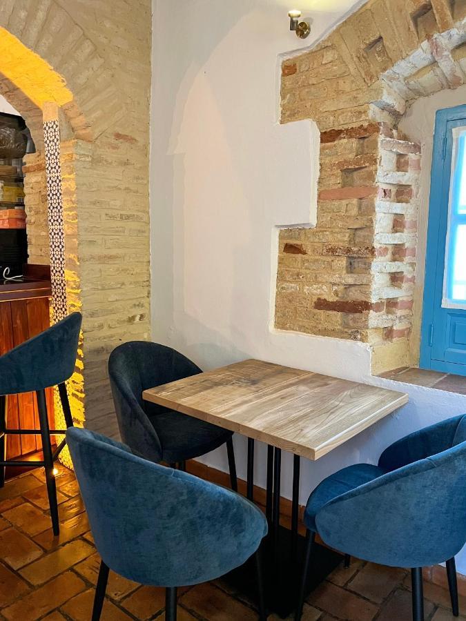 Hostal Servilia การ์โมนา ภายนอก รูปภาพ