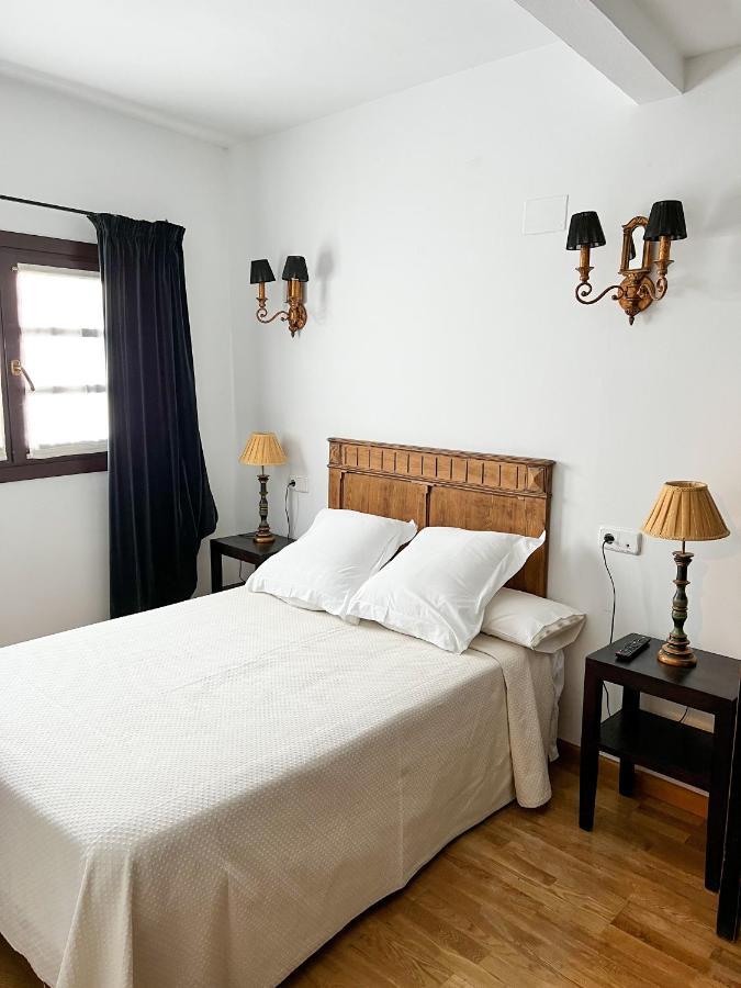 Hostal Servilia การ์โมนา ภายนอก รูปภาพ