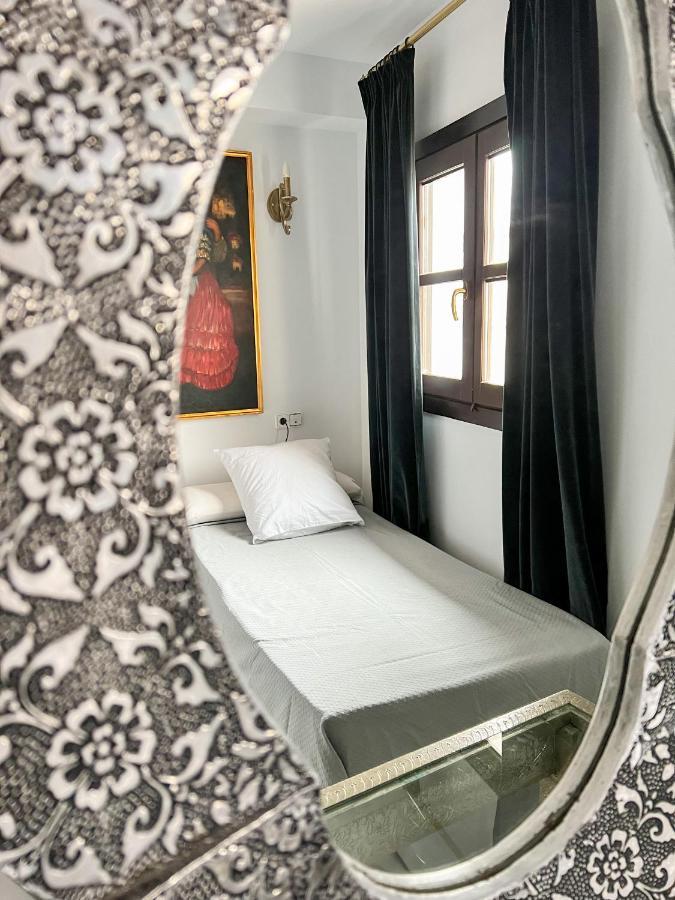 Hostal Servilia การ์โมนา ภายนอก รูปภาพ