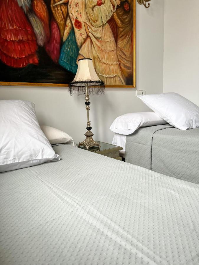 Hostal Servilia การ์โมนา ภายนอก รูปภาพ