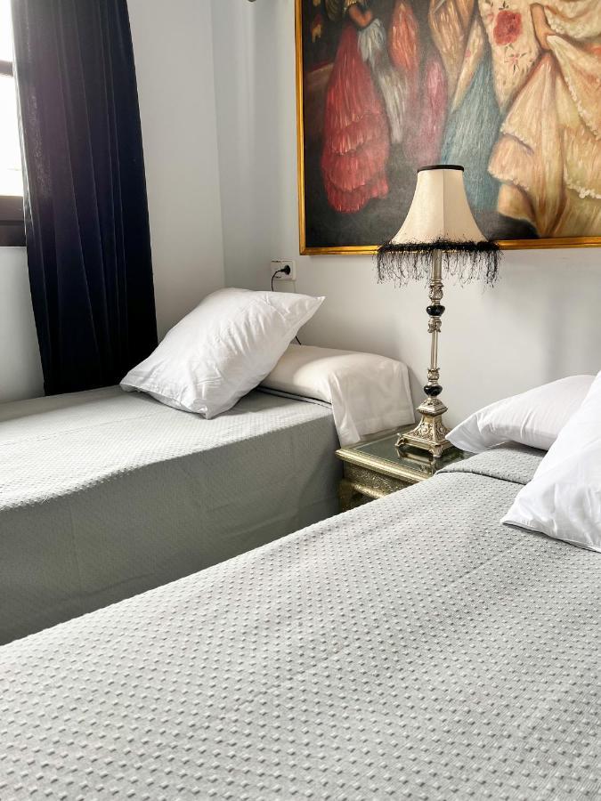 Hostal Servilia การ์โมนา ภายนอก รูปภาพ