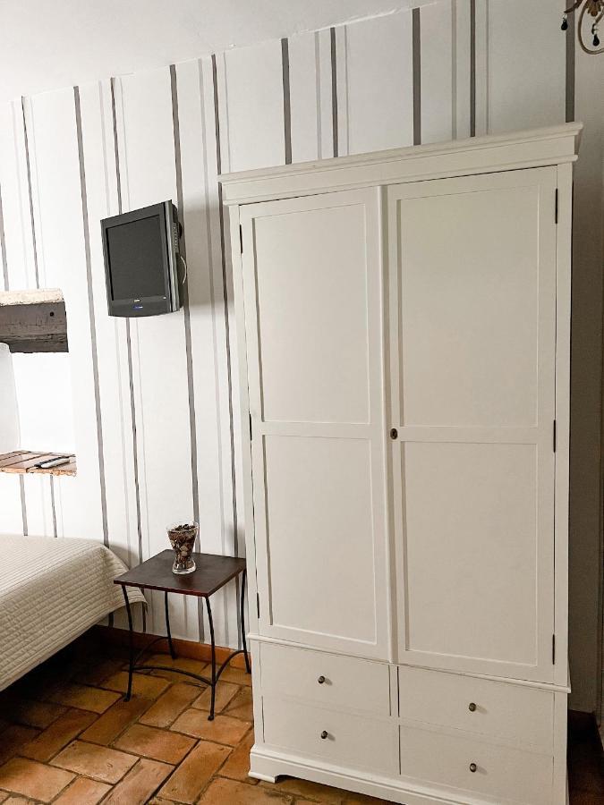 Hostal Servilia การ์โมนา ภายนอก รูปภาพ