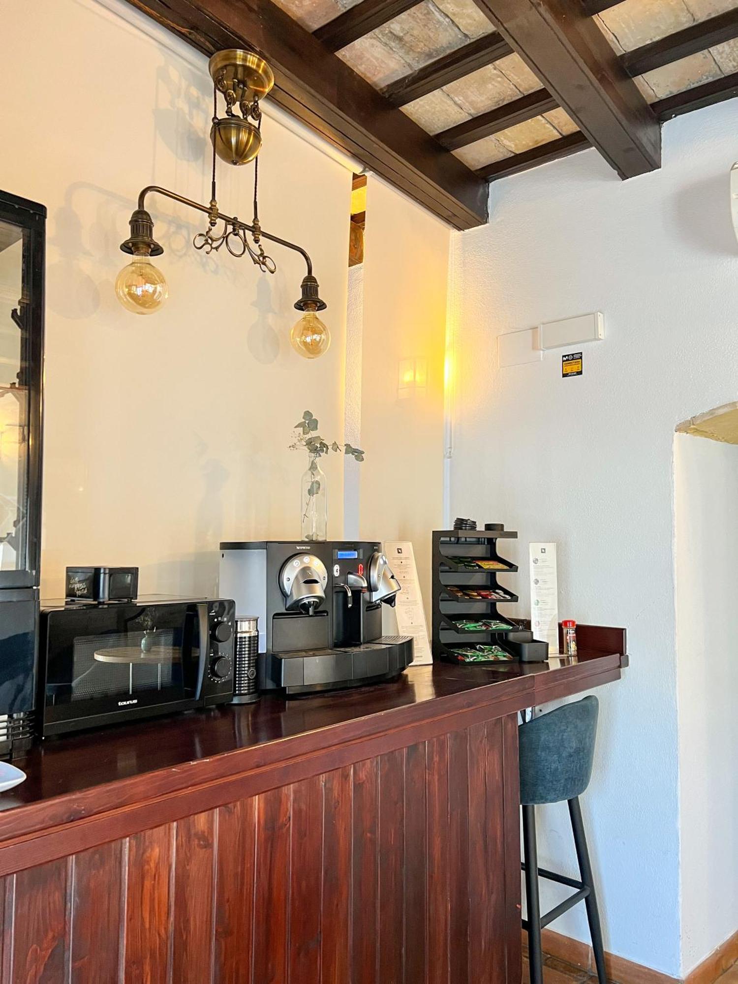 Hostal Servilia การ์โมนา ภายนอก รูปภาพ