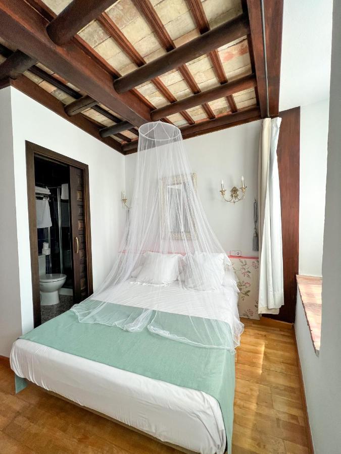 Hostal Servilia การ์โมนา ภายนอก รูปภาพ