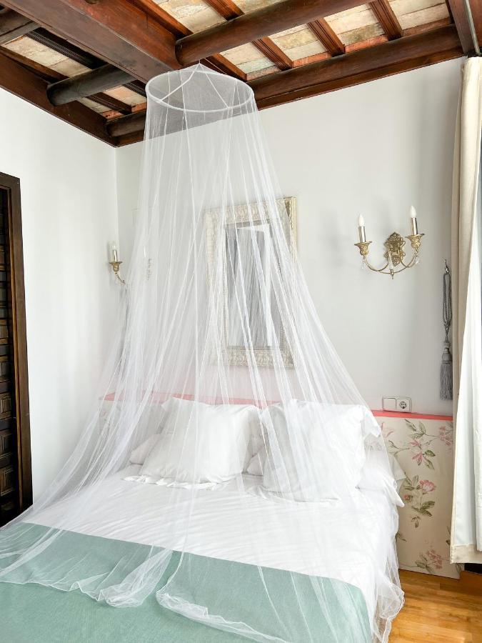 Hostal Servilia การ์โมนา ภายนอก รูปภาพ