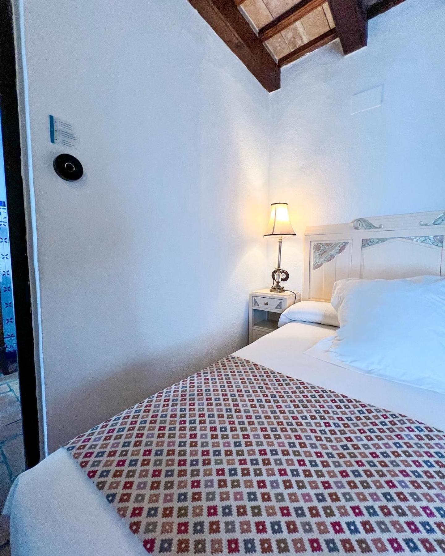 Hostal Servilia การ์โมนา ภายนอก รูปภาพ