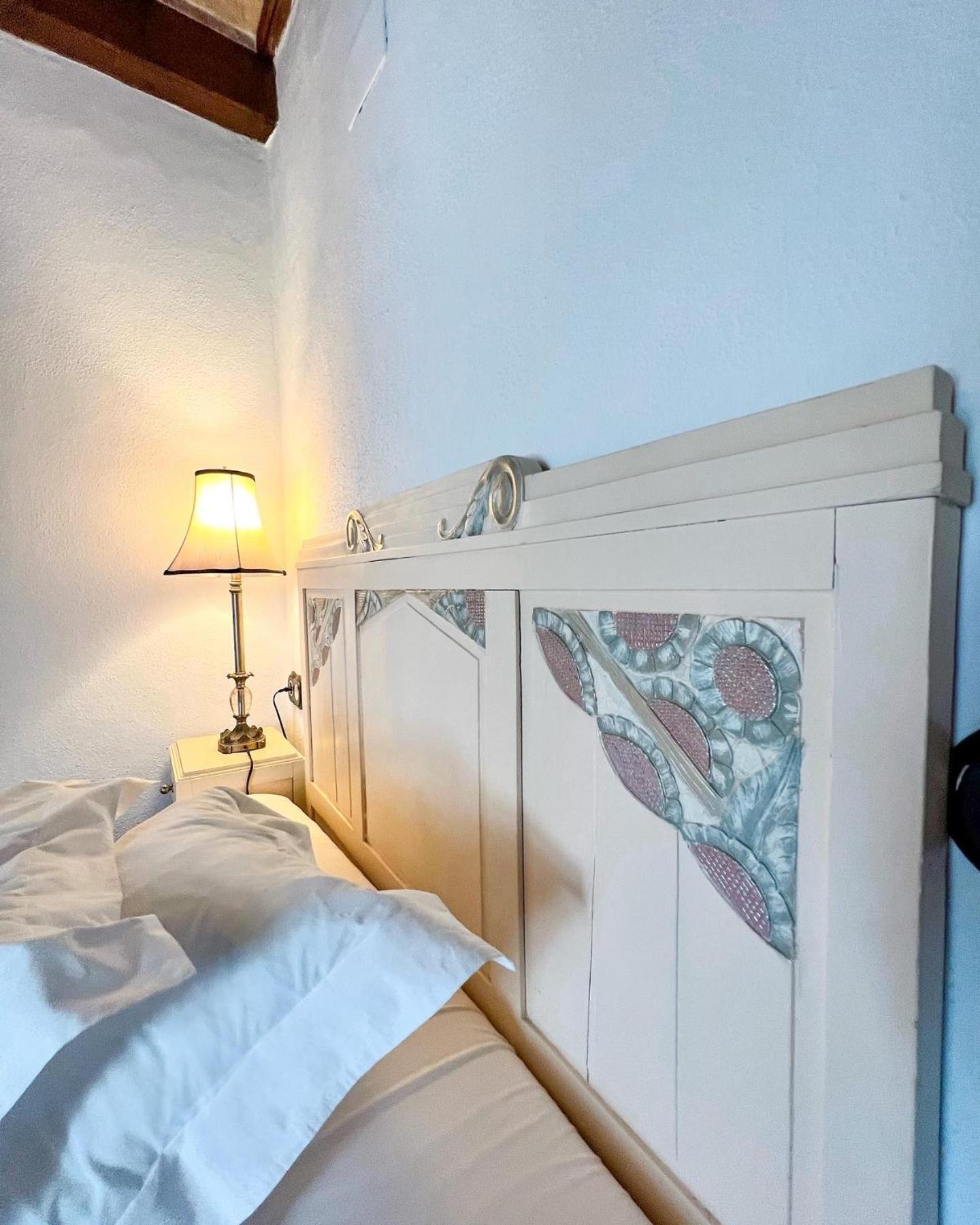 Hostal Servilia การ์โมนา ภายนอก รูปภาพ