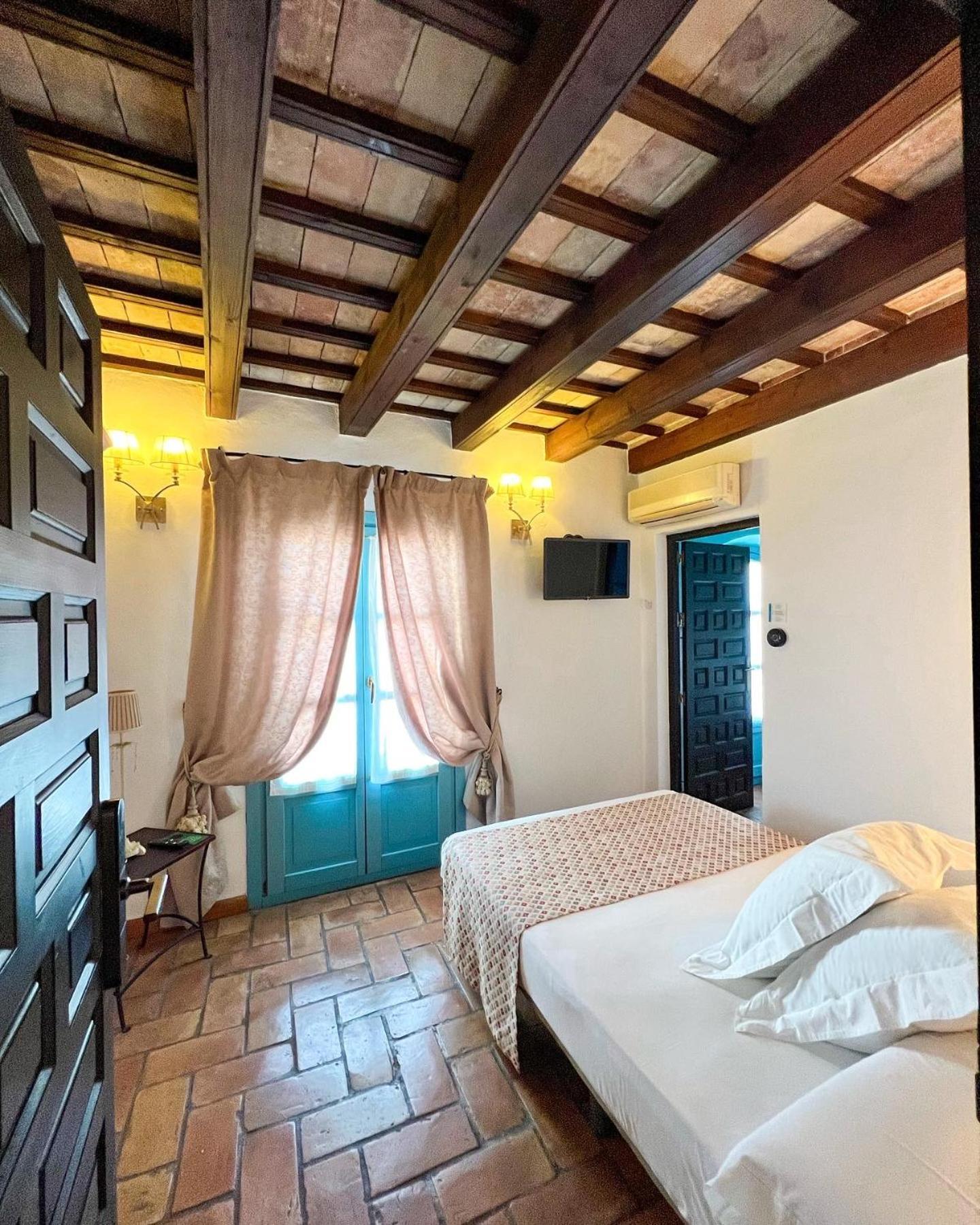 Hostal Servilia การ์โมนา ภายนอก รูปภาพ
