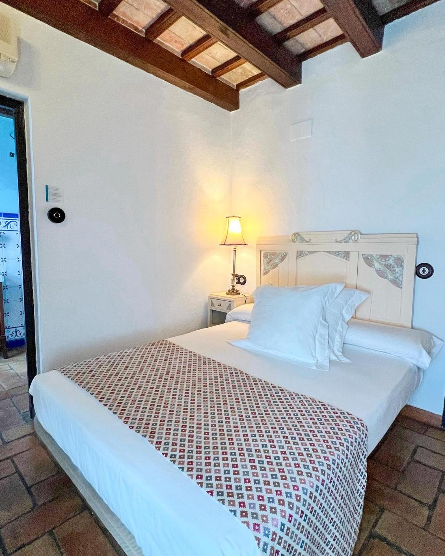 Hostal Servilia การ์โมนา ภายนอก รูปภาพ