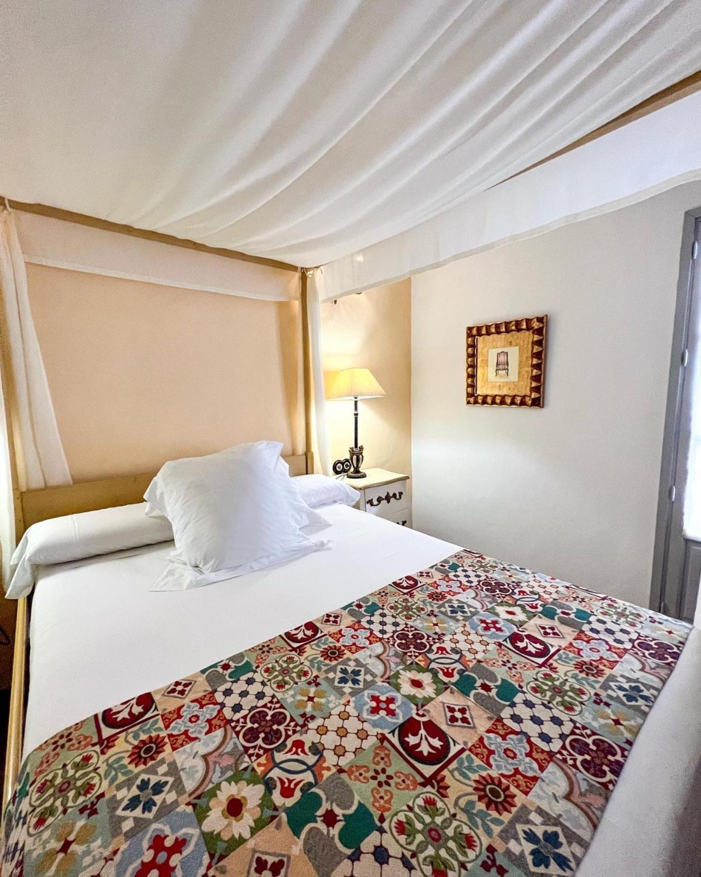 Hostal Servilia การ์โมนา ภายนอก รูปภาพ
