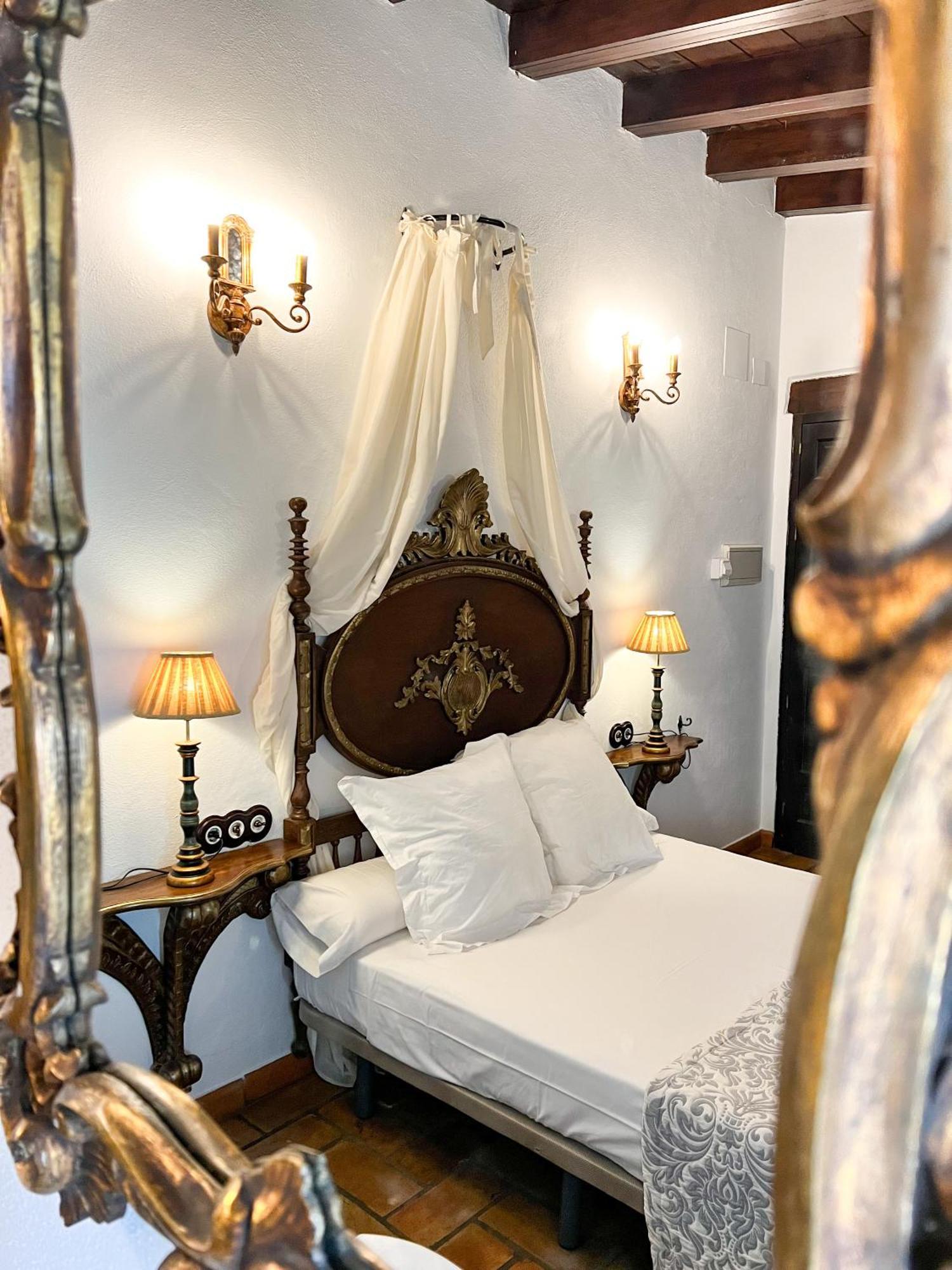 Hostal Servilia การ์โมนา ภายนอก รูปภาพ