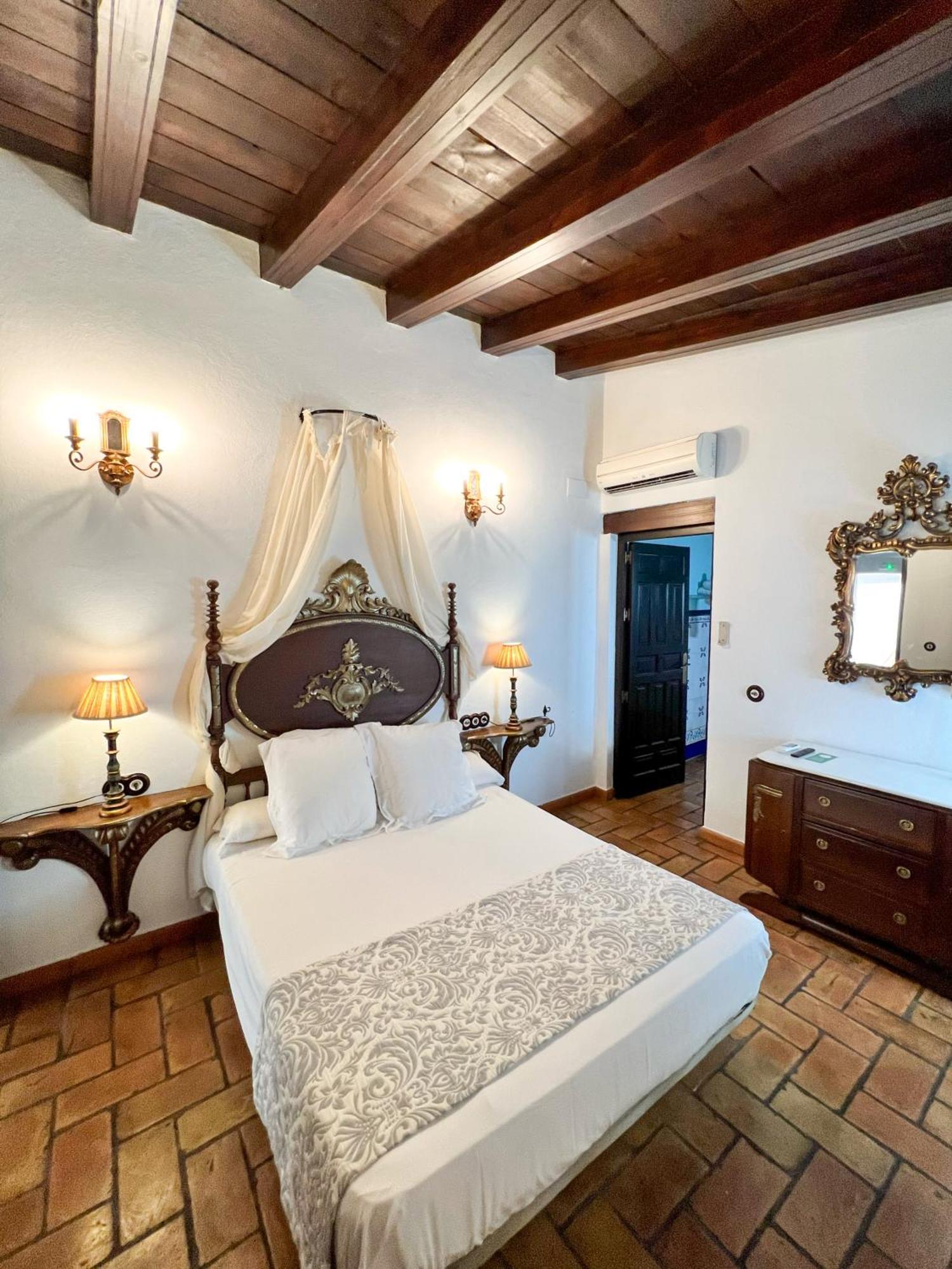 Hostal Servilia การ์โมนา ภายนอก รูปภาพ