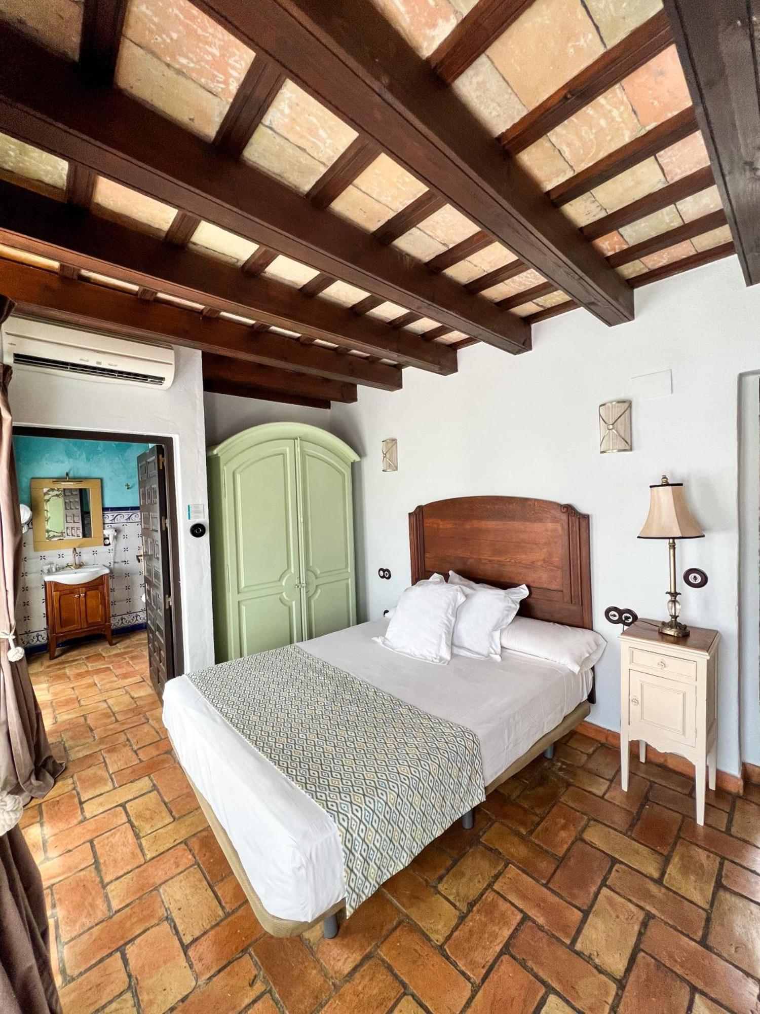 Hostal Servilia การ์โมนา ภายนอก รูปภาพ