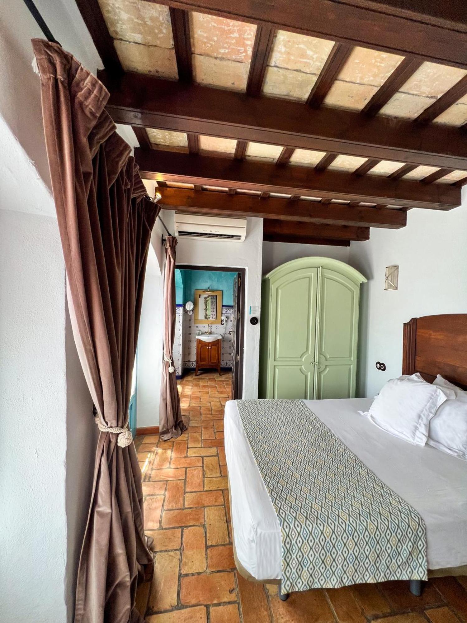 Hostal Servilia การ์โมนา ภายนอก รูปภาพ