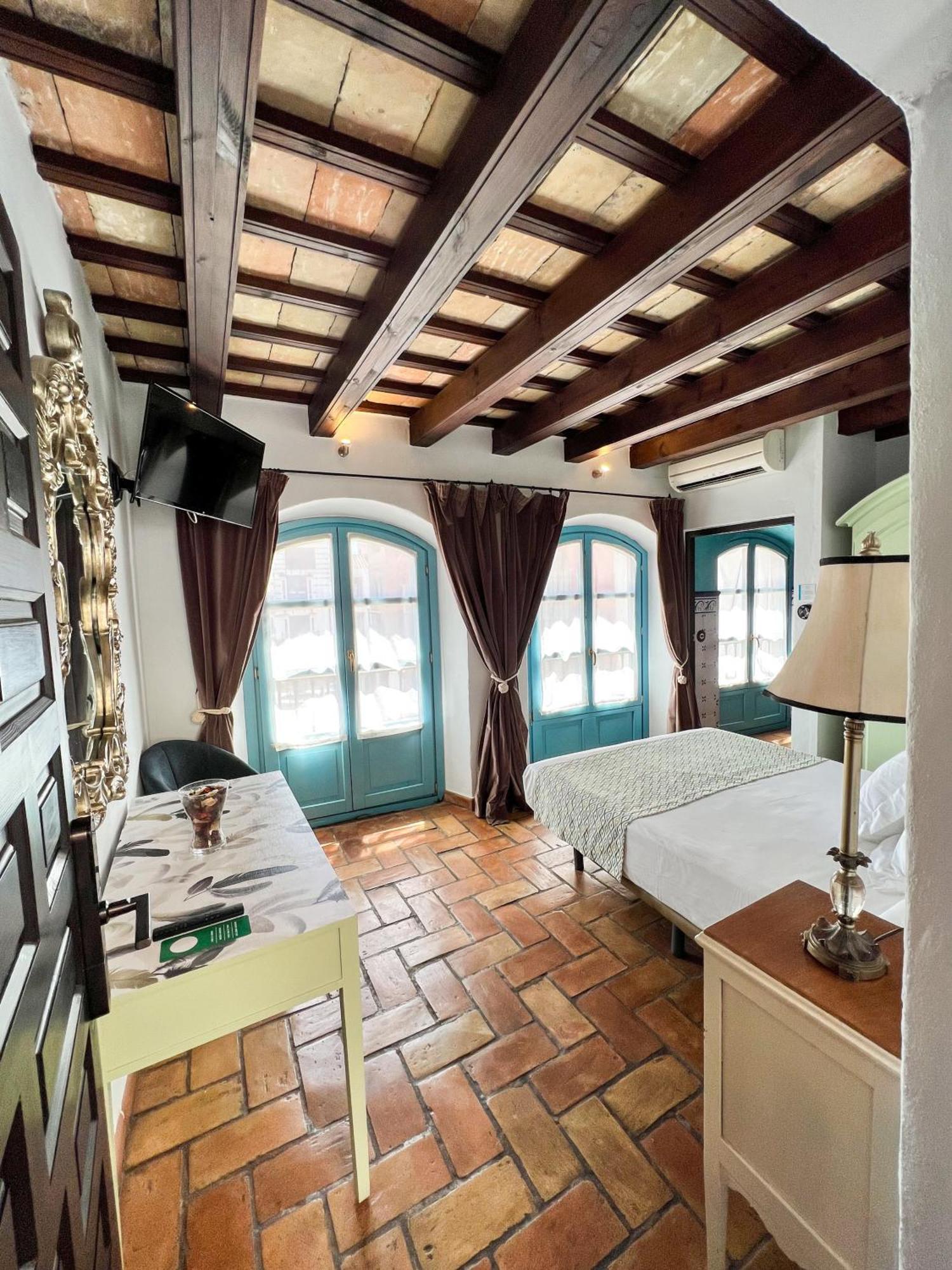 Hostal Servilia การ์โมนา ภายนอก รูปภาพ