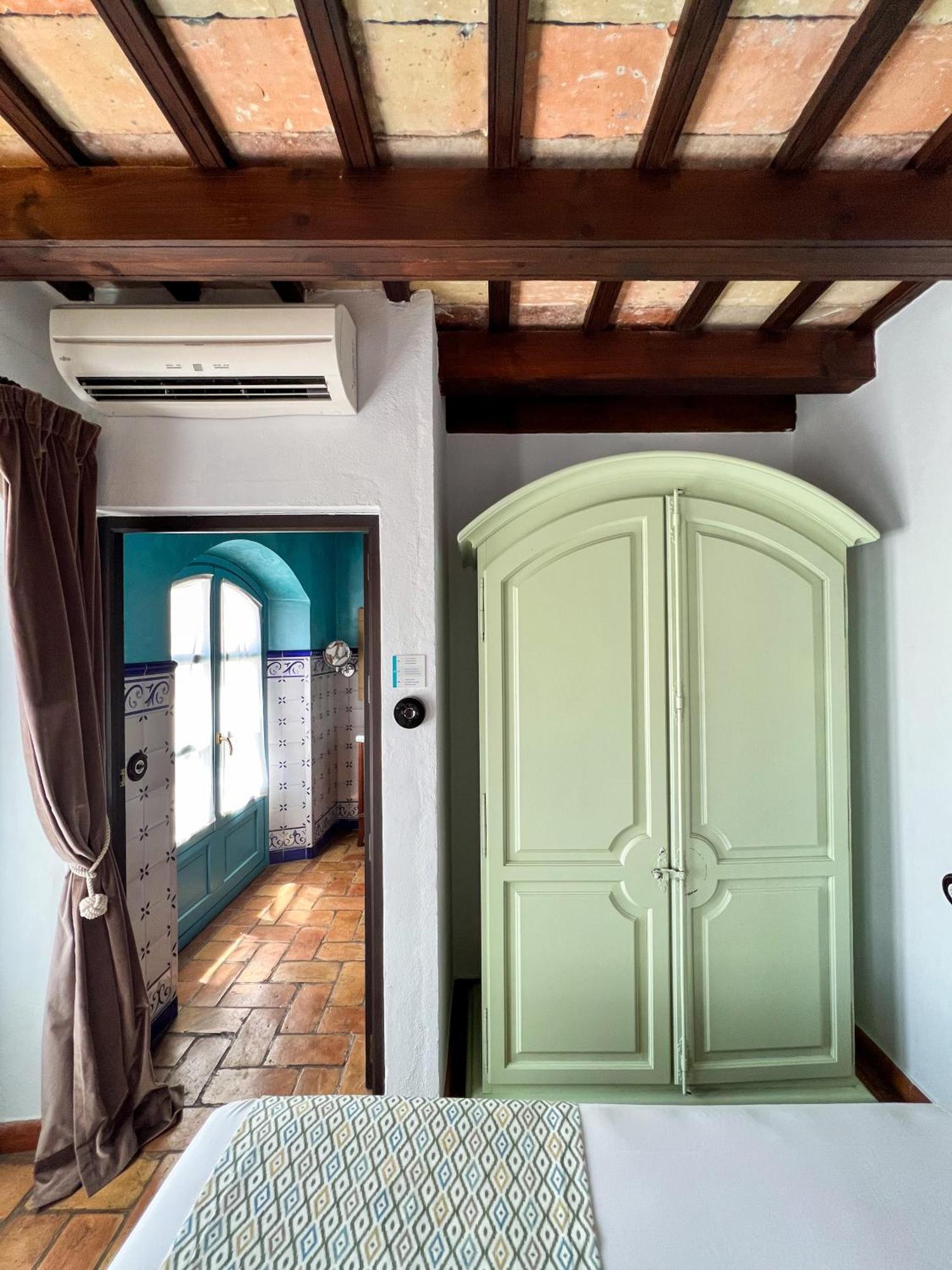 Hostal Servilia การ์โมนา ภายนอก รูปภาพ