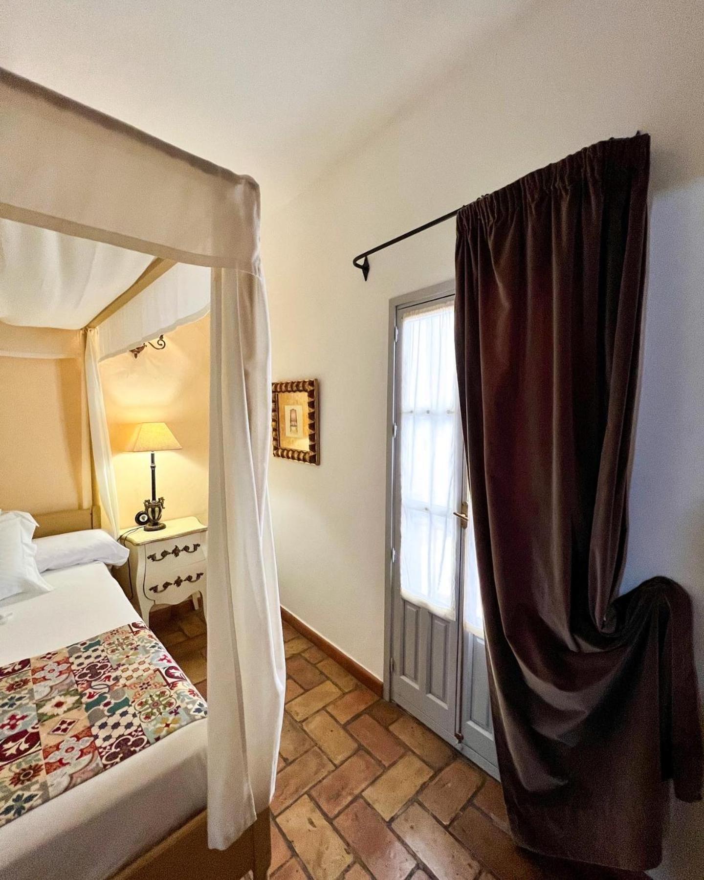 Hostal Servilia การ์โมนา ภายนอก รูปภาพ