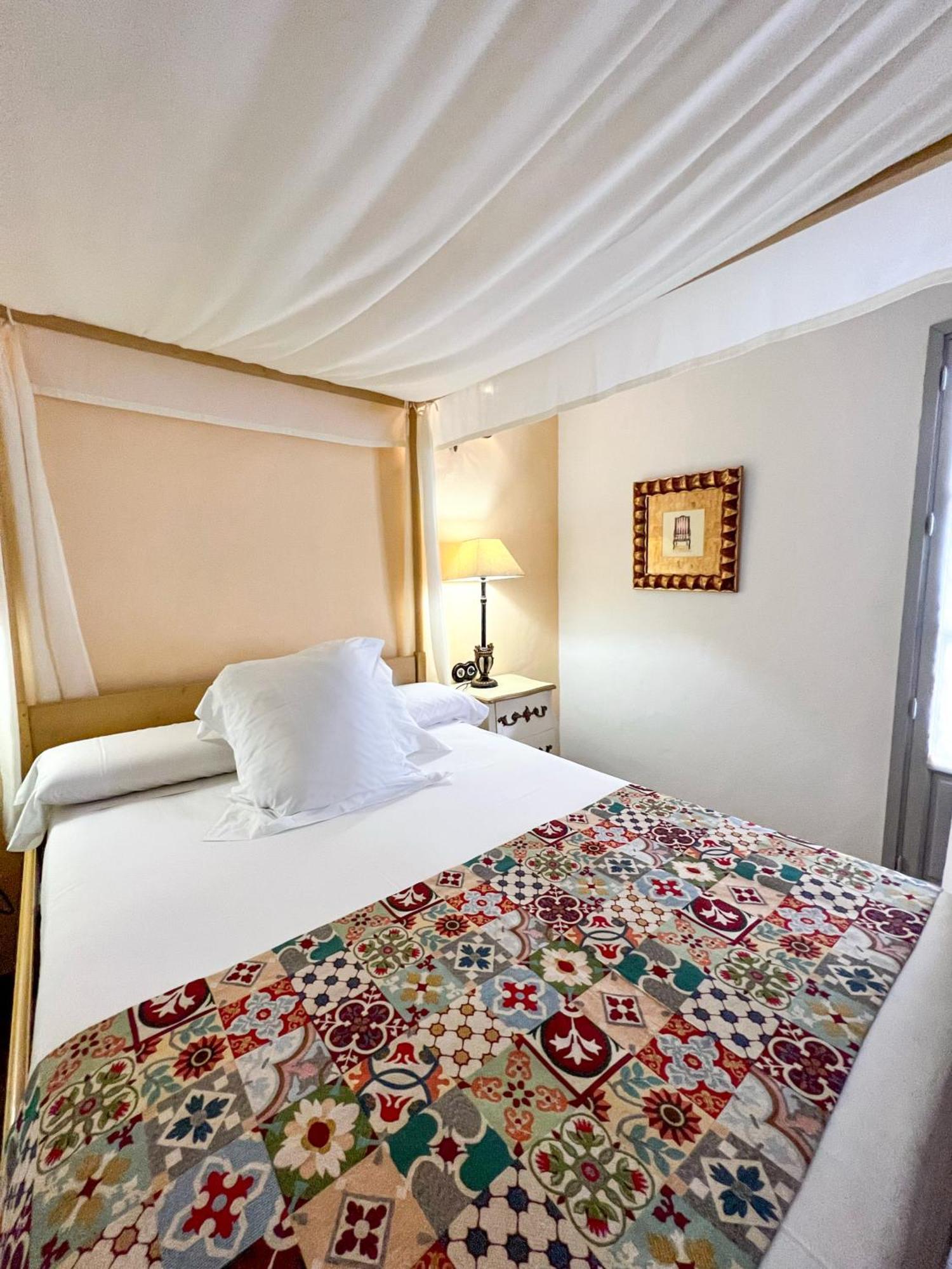 Hostal Servilia การ์โมนา ภายนอก รูปภาพ