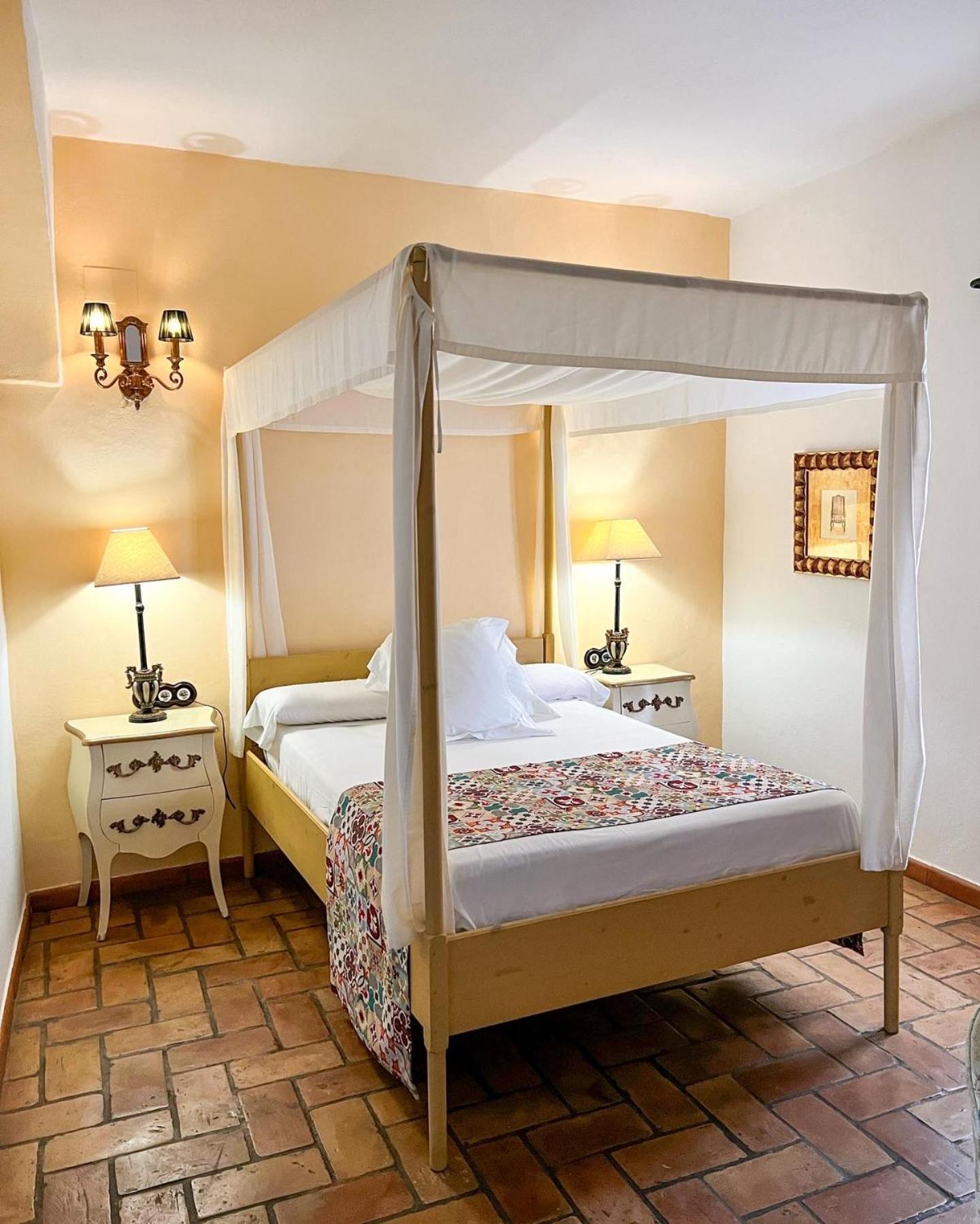 Hostal Servilia การ์โมนา ภายนอก รูปภาพ