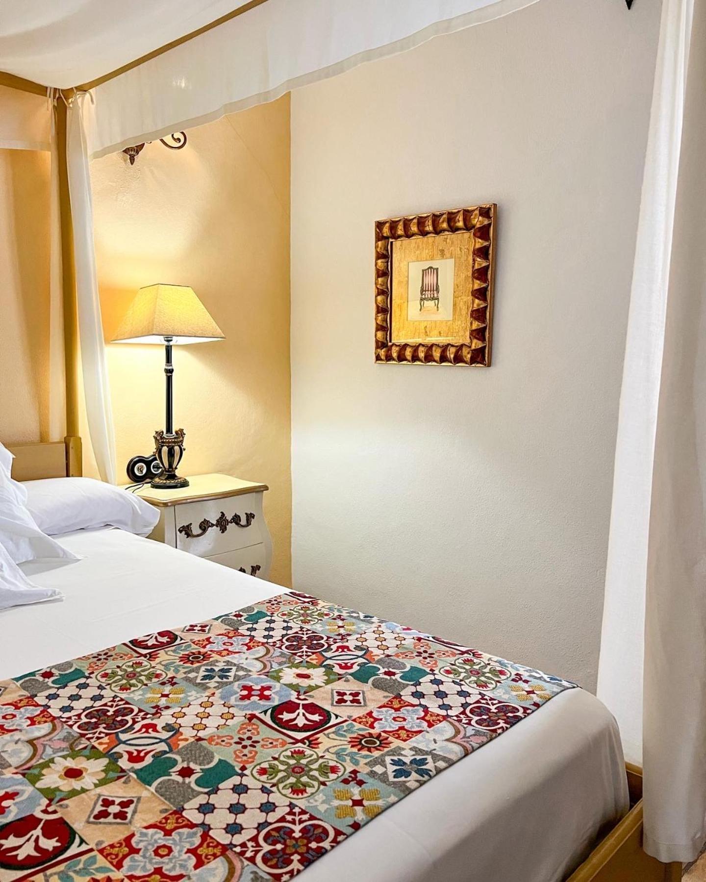 Hostal Servilia การ์โมนา ภายนอก รูปภาพ