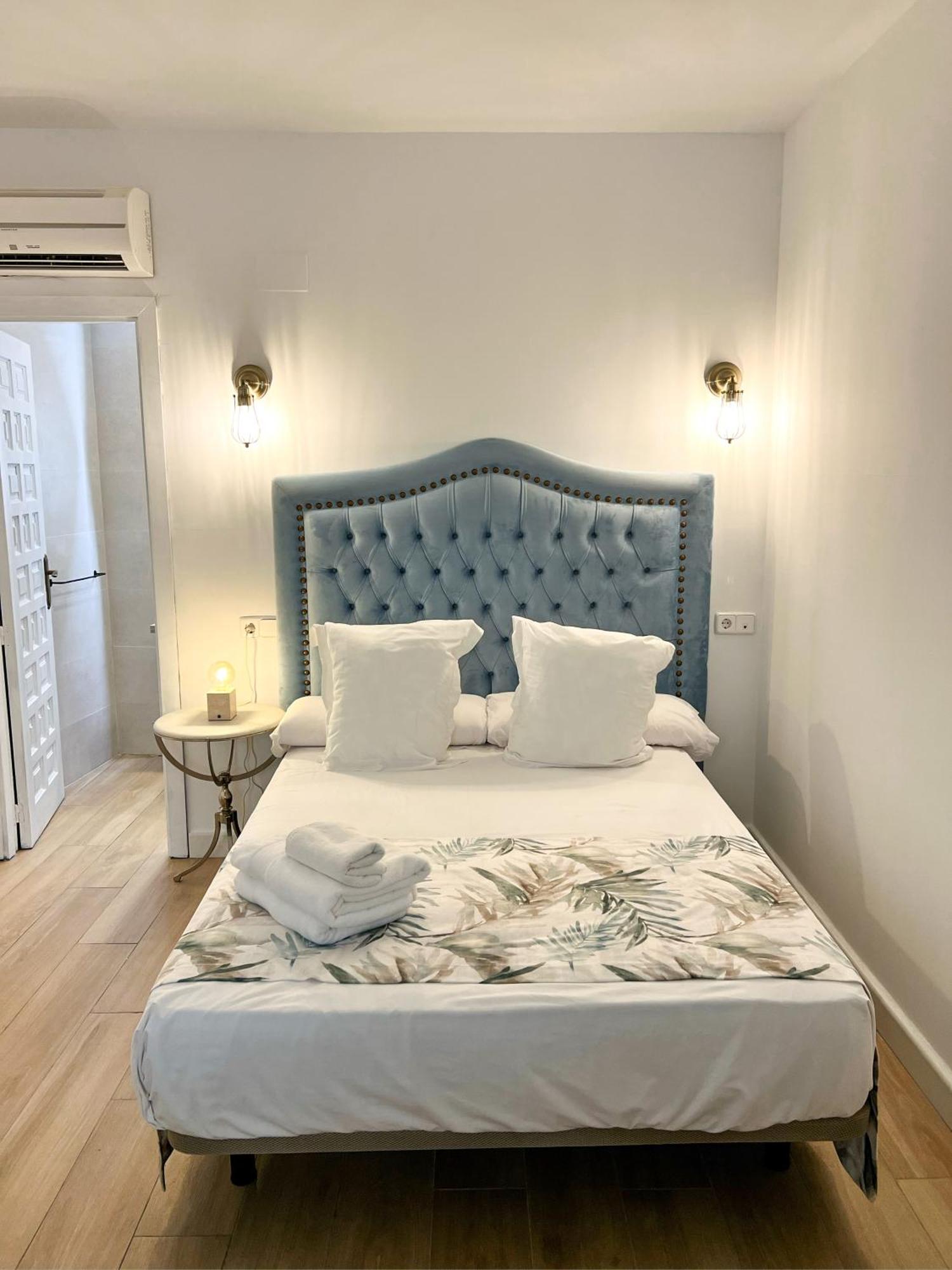 Hostal Servilia การ์โมนา ภายนอก รูปภาพ