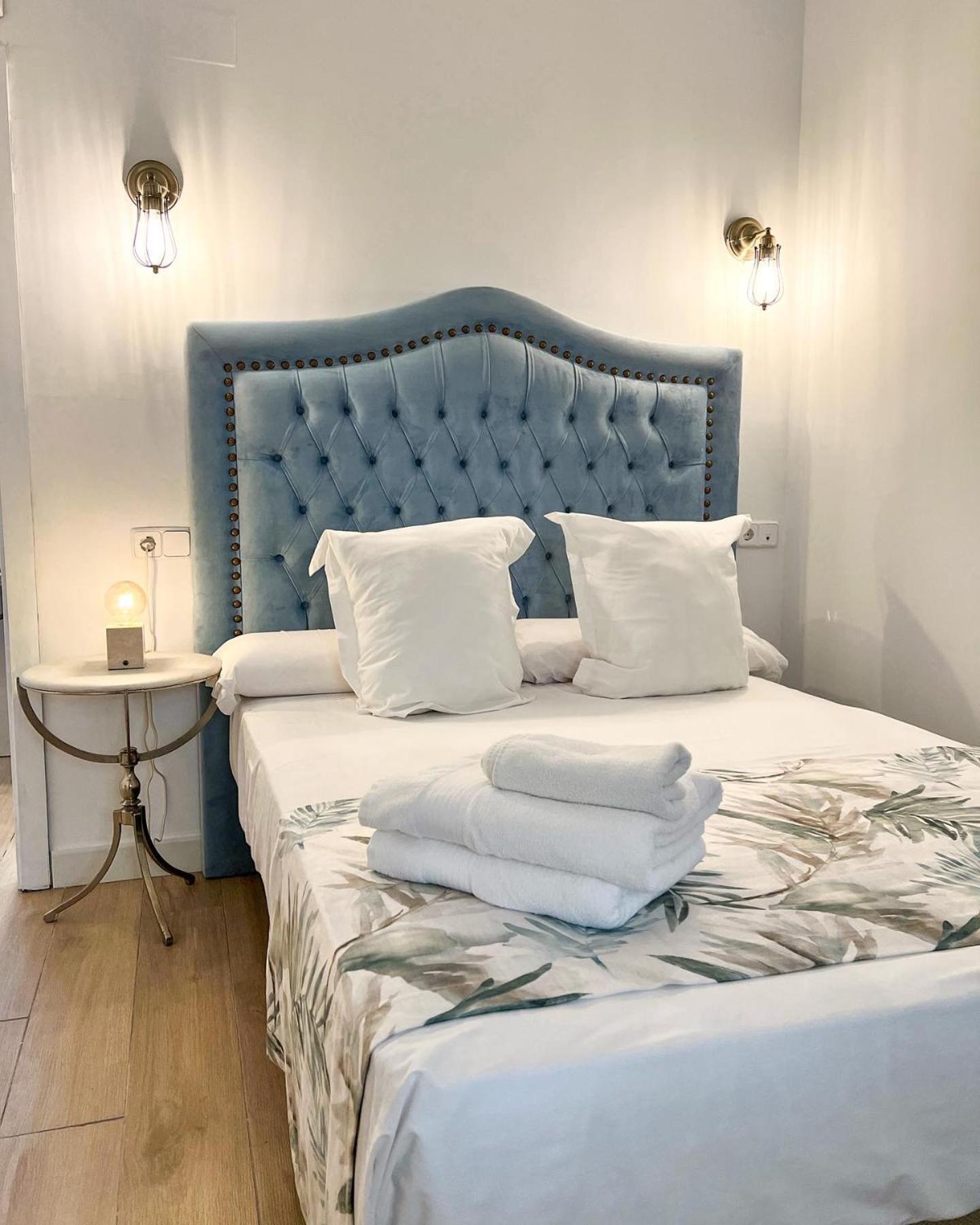 Hostal Servilia การ์โมนา ภายนอก รูปภาพ